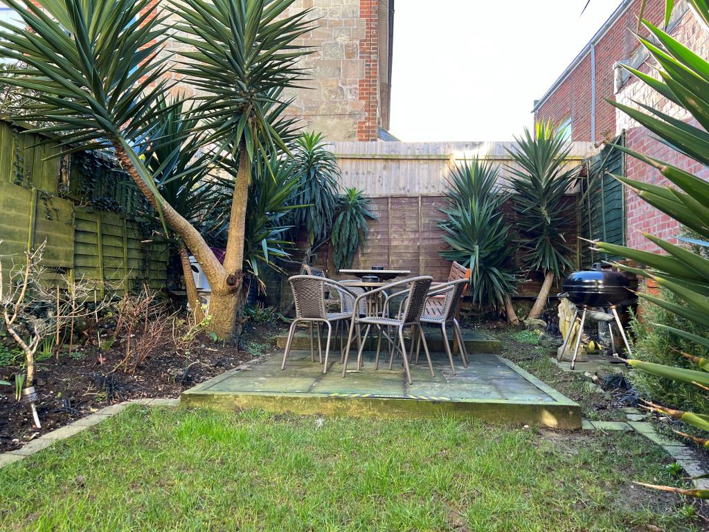 Lot: 135 - FREEHOLD HIGH STREET BAR WITH FOUR-BEDROOM FLAT ABOVE - Rear Garden